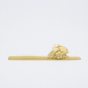 🌹NWT. Zara Yellow Woven Raffia Flat Sandals. Size 9.